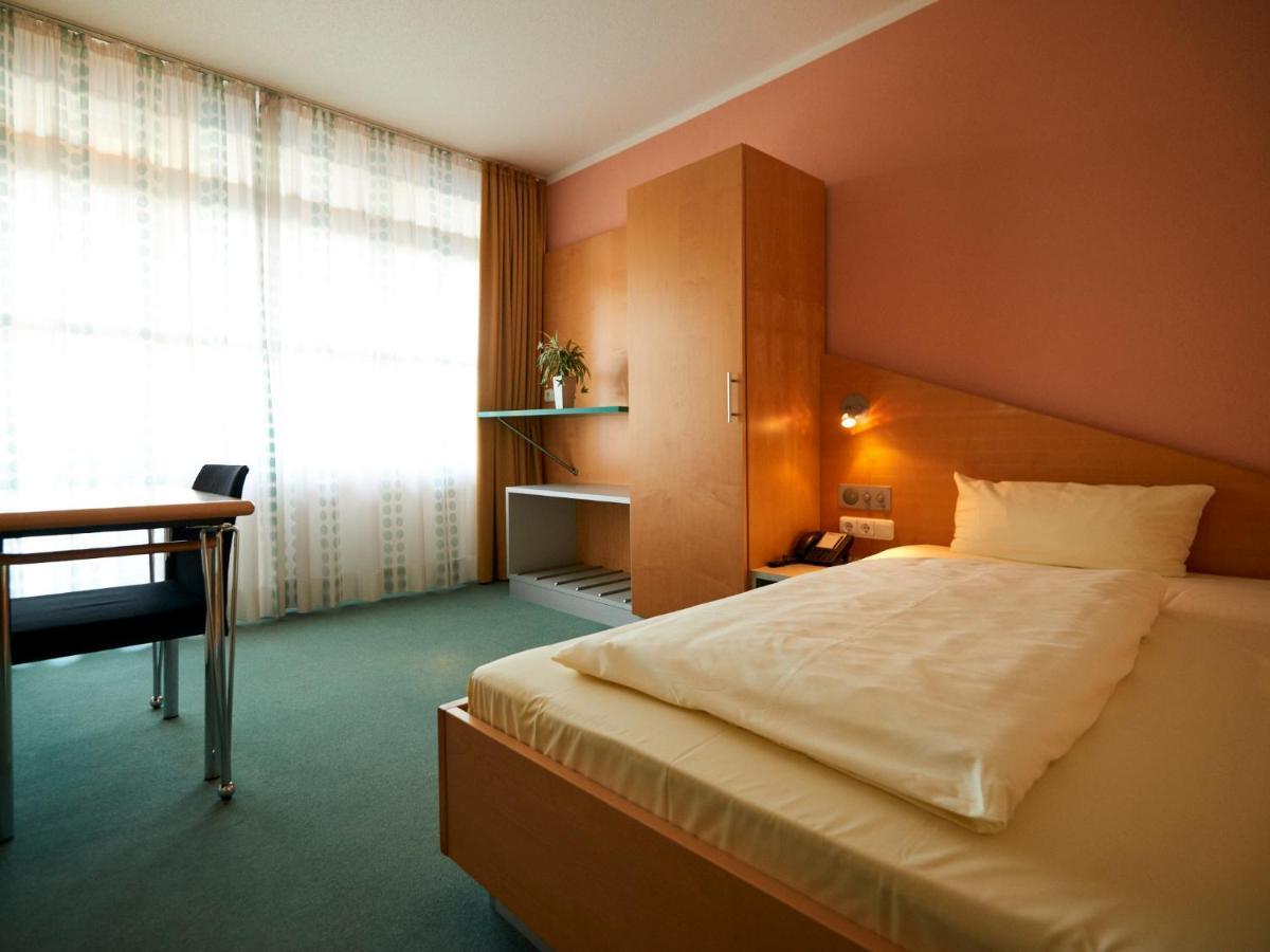Hotel Sportschule Oberhaching Exterior foto